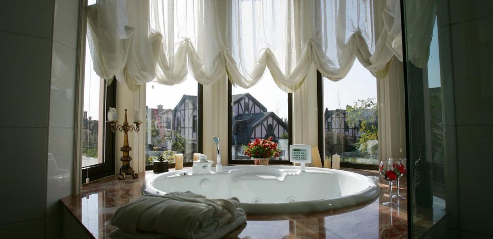 Jacuzzi bath plug