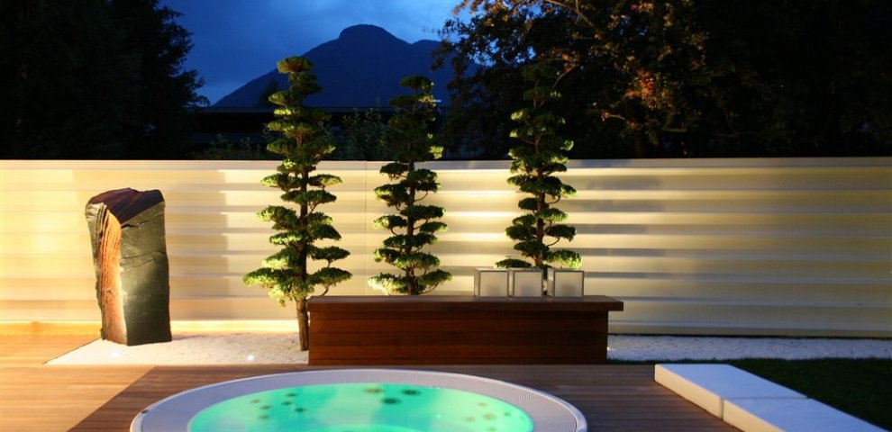 Jacuzzi size for outdoor