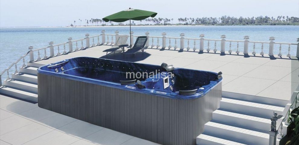 Outdoor spa Jacuzzi with TV